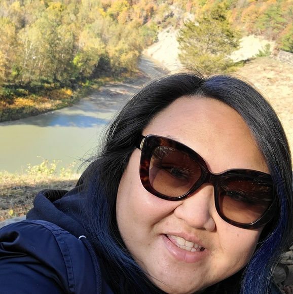 Meet your Posher, Emilee - Picture 1 of 1